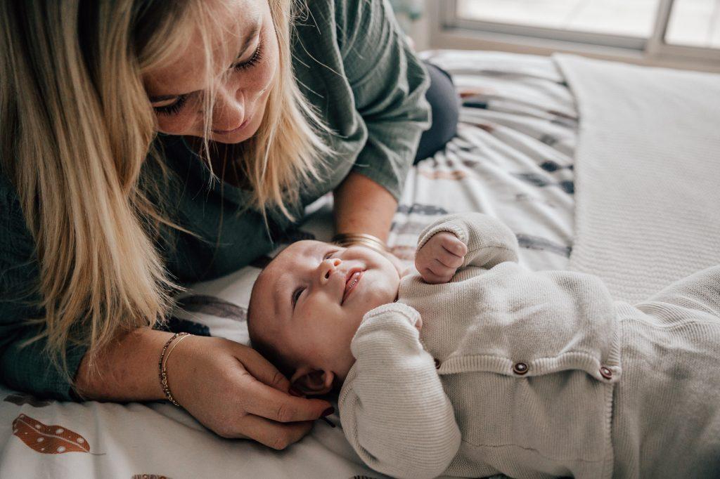tendre portrait d'une maman et son bébé lors d'une séance photo famille à domicile à Marseille