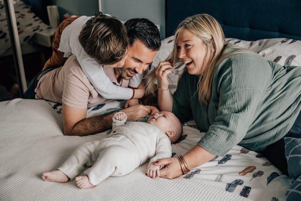 Parents et enfant jouant avec leur bébé lors d’une séance photo famille à domicile à Marseille 13007