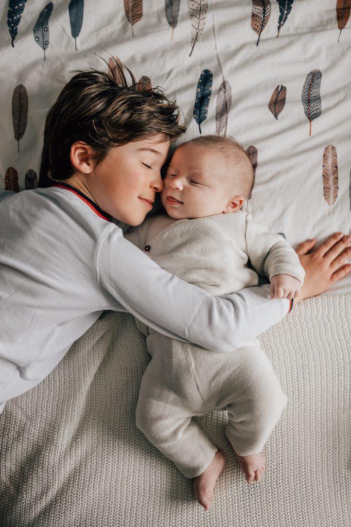 tendre portrait d'un enfant avec son nouveau frère lors d'une séance photo famille à domicile à Marseille