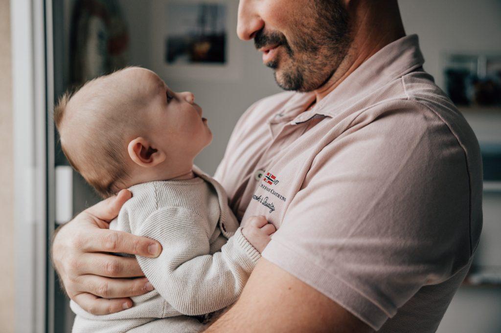tendre portrait d'un papa et son bébé lors d'un shooting photo à domicile à Marseille
