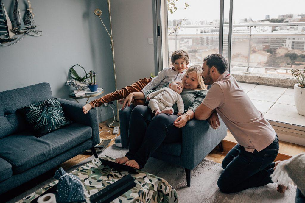 Séance photo famille naturelle à domicile, père et fils dans le salon à Marseille