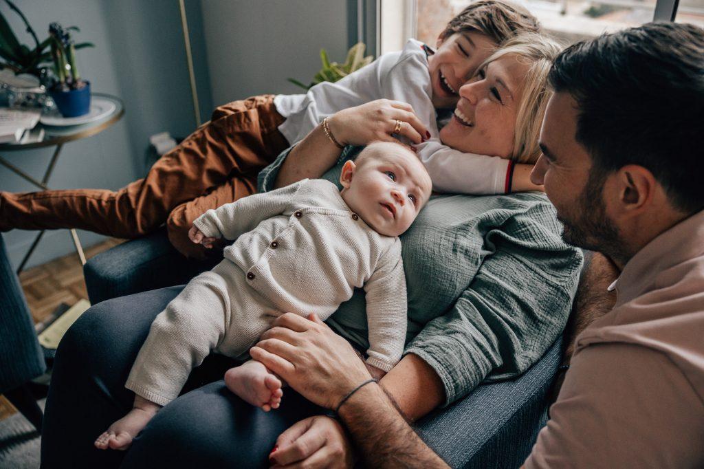 moment de tendresse et de câlin en famille lors d'une séance photo bébé à domicile à Marseille (13012)
