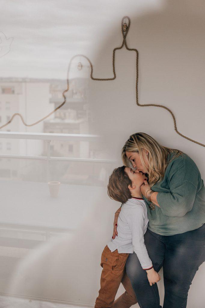 Grand frère et maman devant la silhouette de Marseille en corde, séance photo à domicile