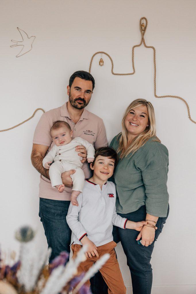 portrait de famille de 4 personnes lors d'une séance photo bébé à domicile à Marseille