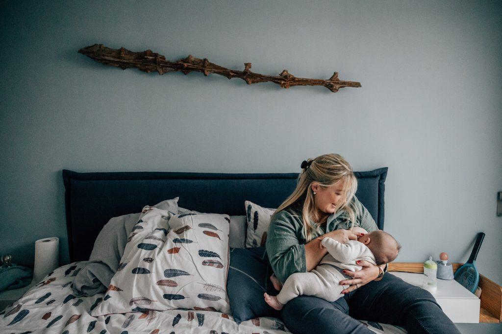 maman allaite son bébé lors d'une séance photo bébé à domicile à Marseille
