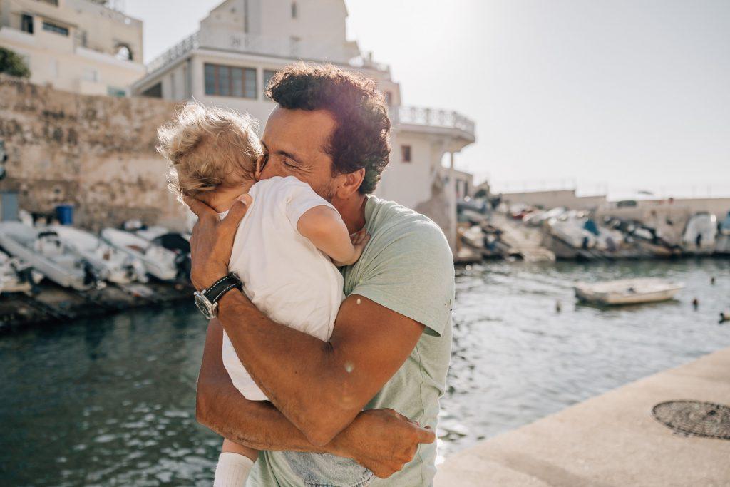 Papa et bébé au port de Malmousque à Marseille – portrait naturel