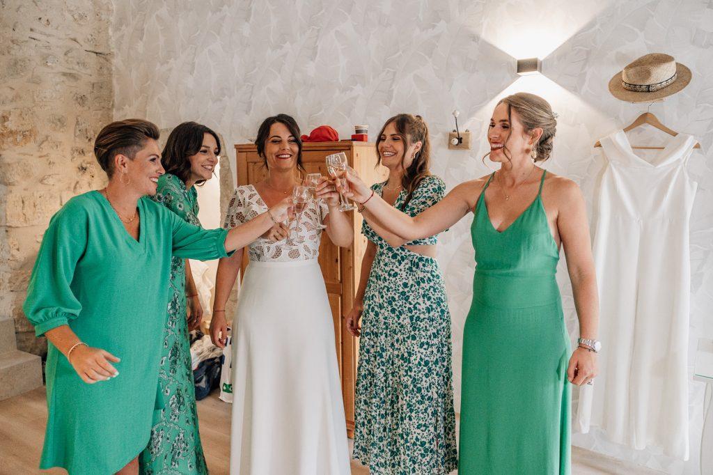 mariée trinque une coupe de champagne avec ses témoins lors des préparatifs de mariage à Avignon