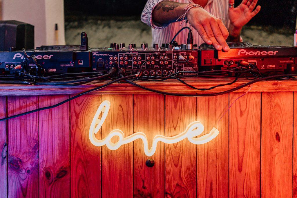 dj qui joue de la musique lors de la soirée dansante d'un mariage en Provence, une lumière fait apparaître le mot "love"