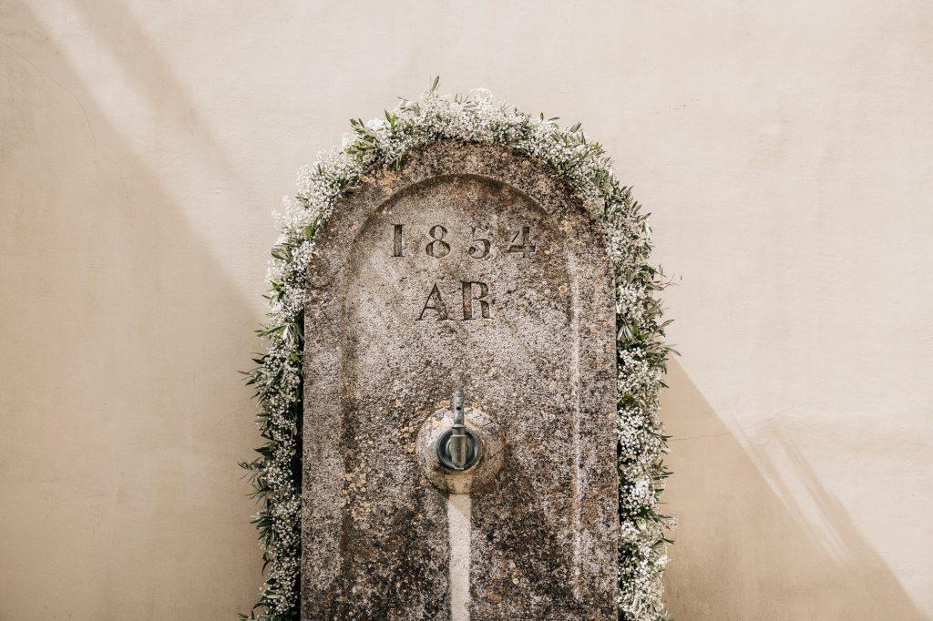 Fontaine et Décoration chic et élégante au thème de la Provence de mariage du Domaine du Vallon des Sources à l'Isle sur la Sorgue