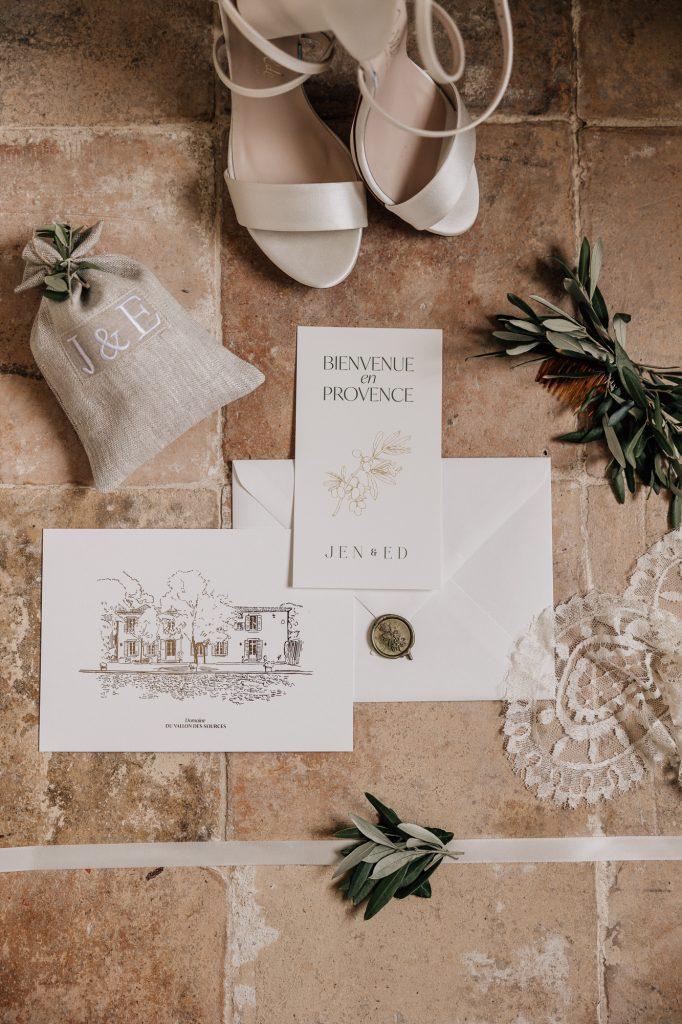 flatlay de la papeterie et des chaussures de la mariée lors d'un mariage chic et élégant en Provence