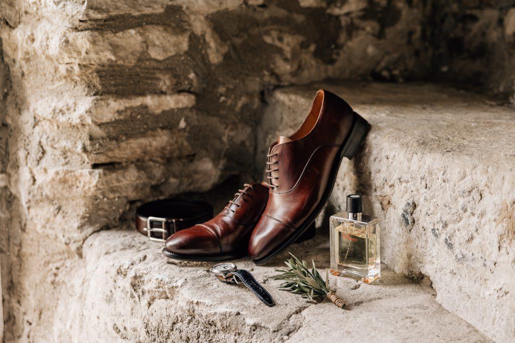 flatlay avec parfum et chaussures du marié lors d'un mariage chic et élégant en Provence