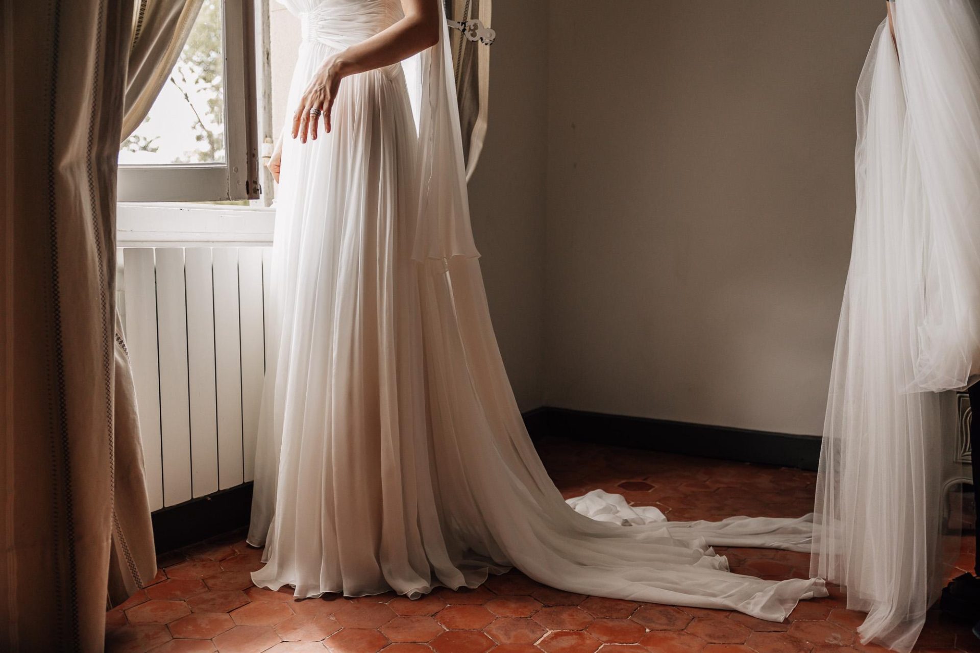 portrait de la mariée dans sa robe de mariée lors des préparatifs de son mariage en Provence