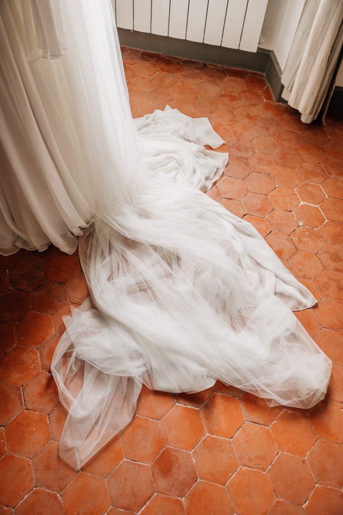 robe de mariée sur les tomettes de Provence