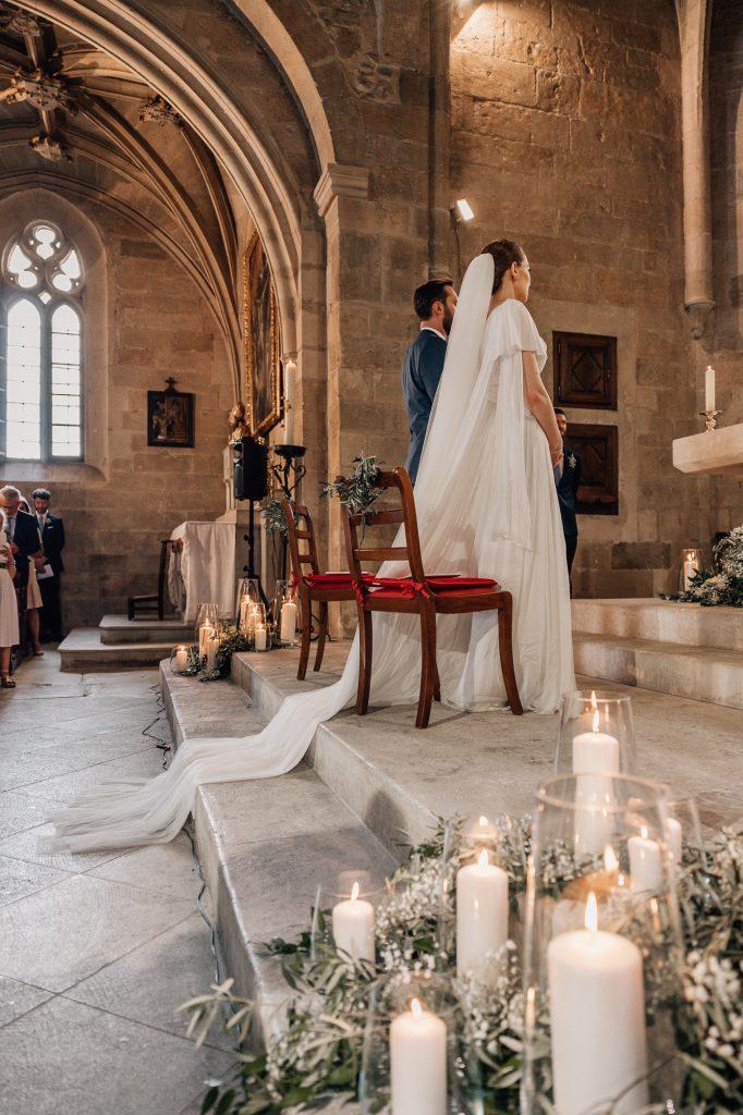 mariées devant l'autel lors de la cérémonie religieuse de mariage à l'église de Robion