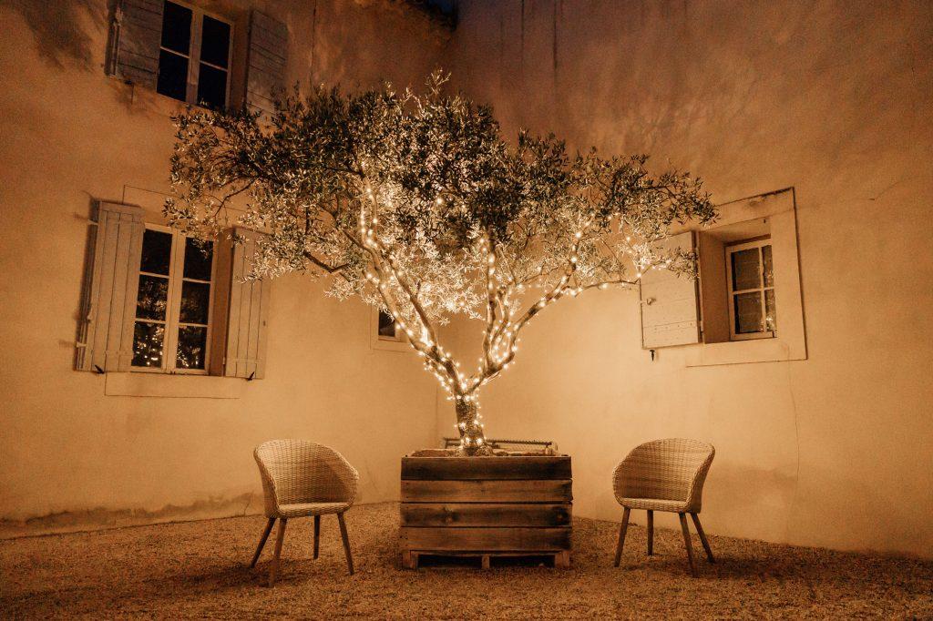 Décoration lumineuse de mariage du Domaine du Vallon des Sources à l'Isle sur la Sorgue