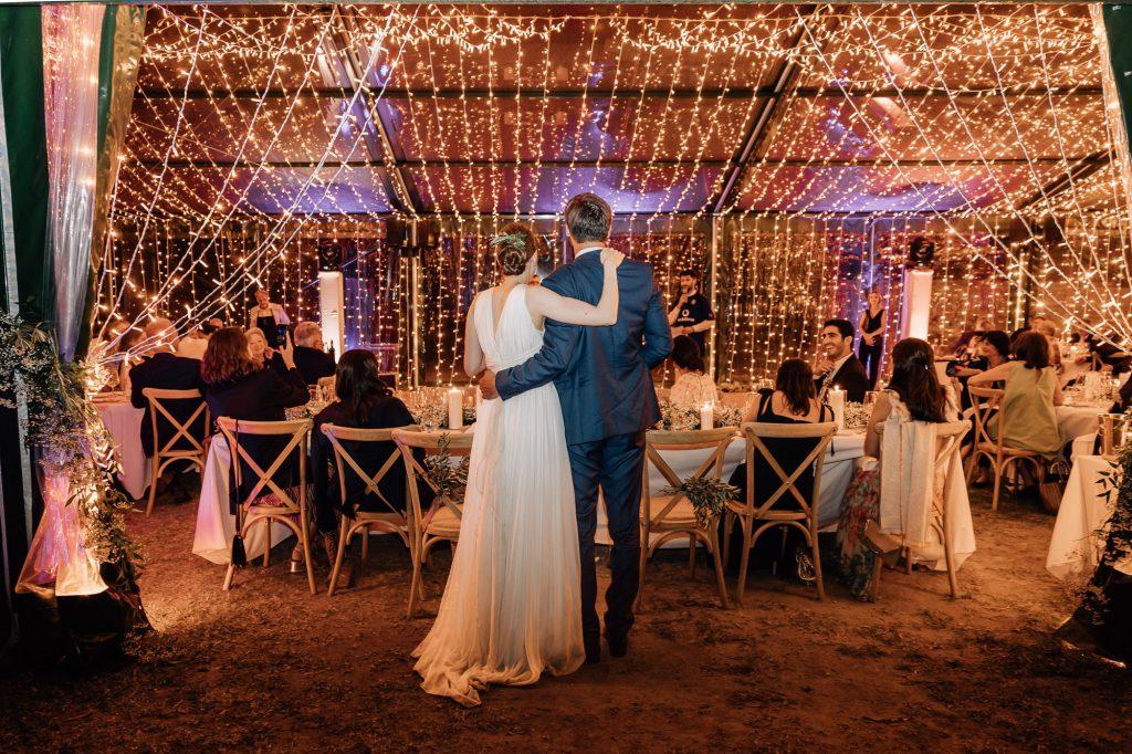 mariés qui s'enlacent lors d'une soirée de mariage au Domaine du Vallon des Sources à l'Isle sur la Sorgue