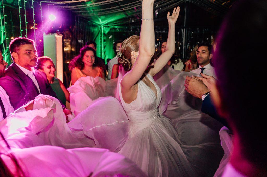 mariés qui danse lors d'une soirée de mariage au Domaine du Vallon des Sources à l'Isle sur la Sorgue