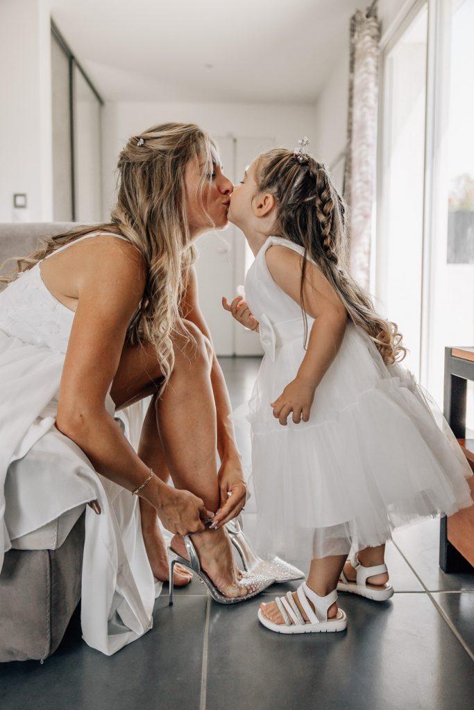 Moment de tendresse entre la future mariée et sa petite fille lors des préparatifs du mariage dans sa maison à Allauch