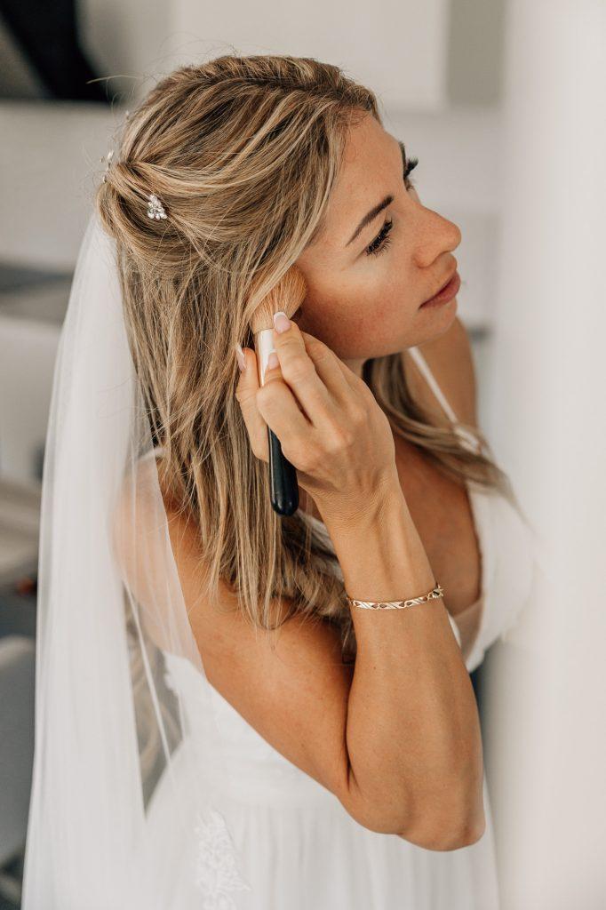 Future mariée se maquille lors des préparatifs du mariage dans sa maison à Allauch