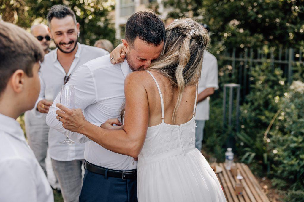 moment d'émotion et de joie lors des photos de groupe pendant un mariage intime à Six-Fours-Les-Plages