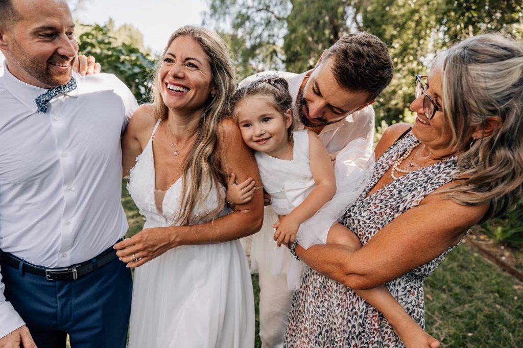 moment d'émotion et de joie lors des photos de groupe pendant un mariage à Six-Fours-Les-Plages