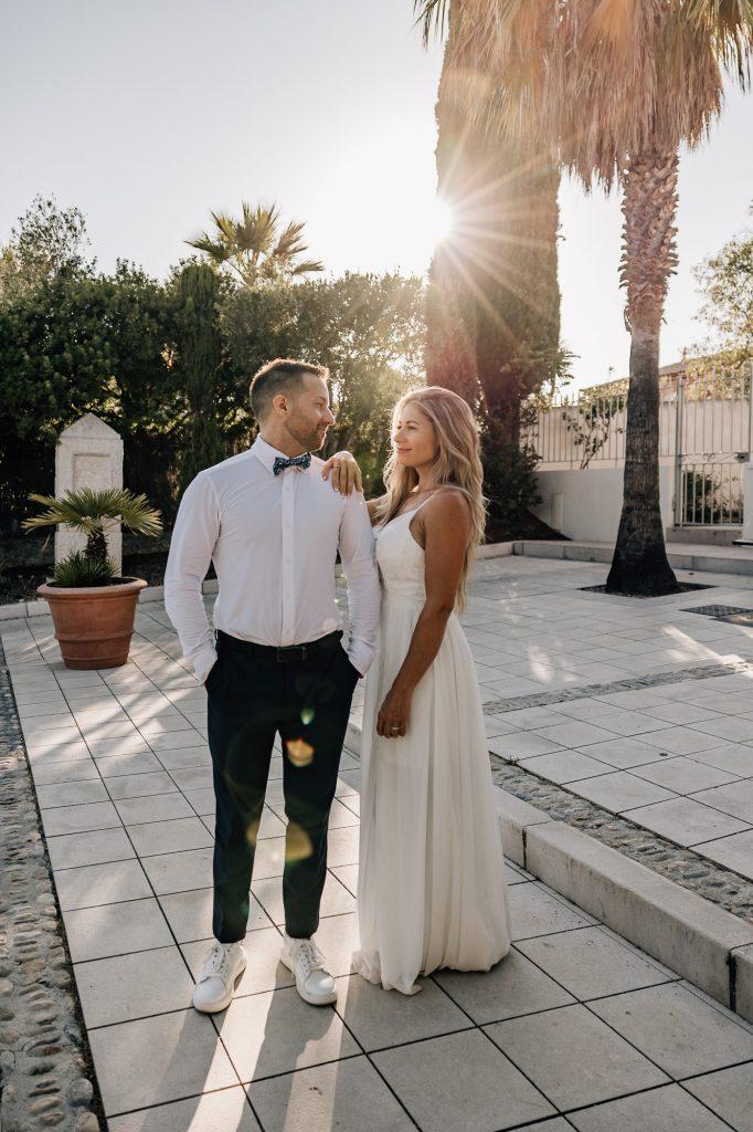 Séance photo de couple au coucher du soleil lors de leur mariage à Six-Fours-les-Plages