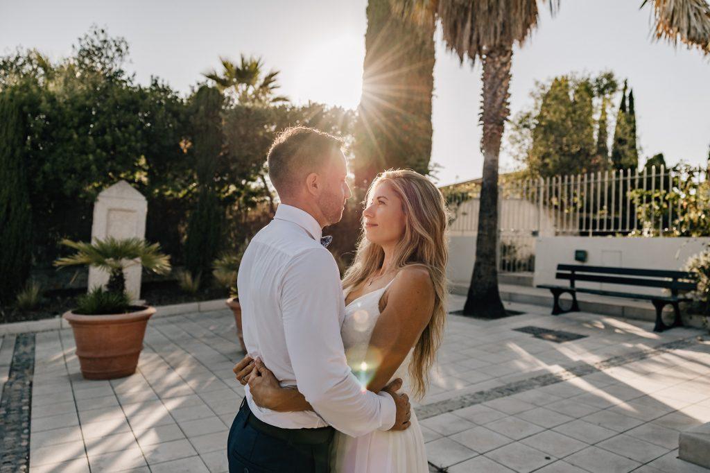 Séance photo de couple au coucher du soleil lors de leur mariage à Six-Fours-les-Plages