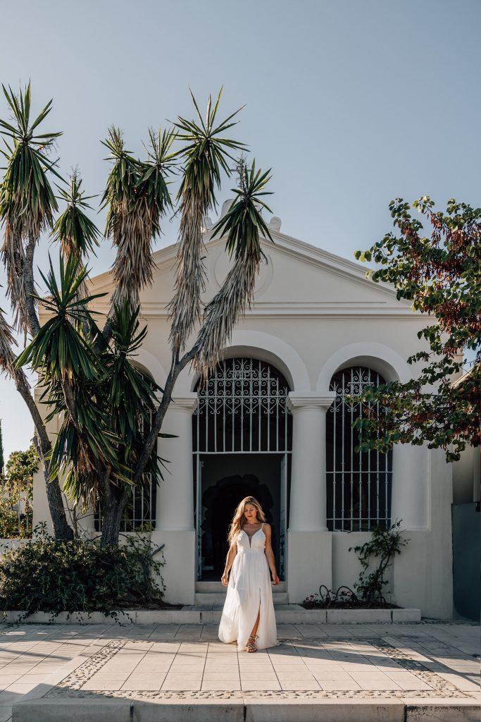 Séance photo de la mariée au coucher du soleil lors de leur mariage à Six-Fours-les-Plages devant une petite chapelle