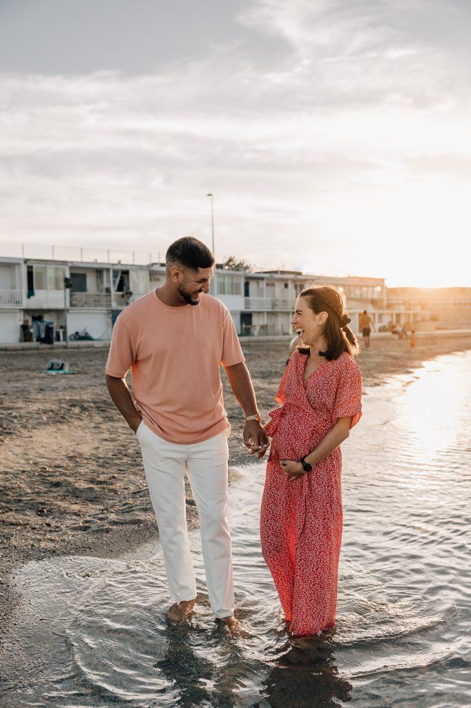 moment de complicité d'un couple lors d'un shooting photo de grossesse à la plage de la Pointe Rouge à Marseille