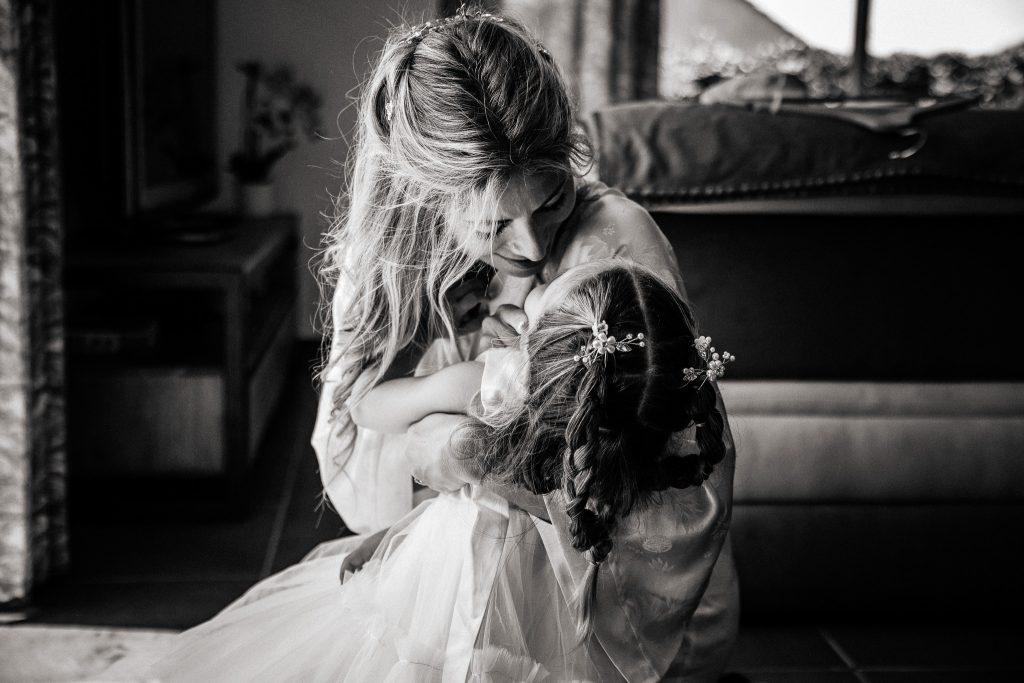 Moment de tendresse entre la future mariée et sa petite fille lors des préparatifs du mariage dans sa maison à Allauch