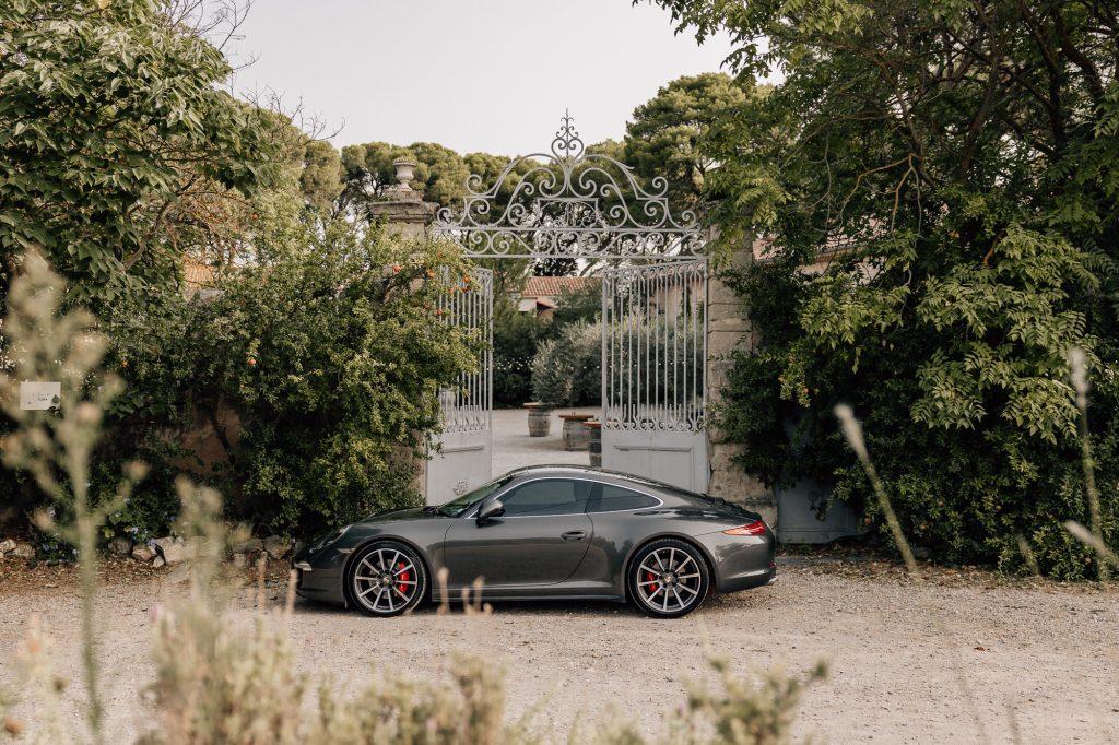 Voiture de mariage devant un domaine en Provence