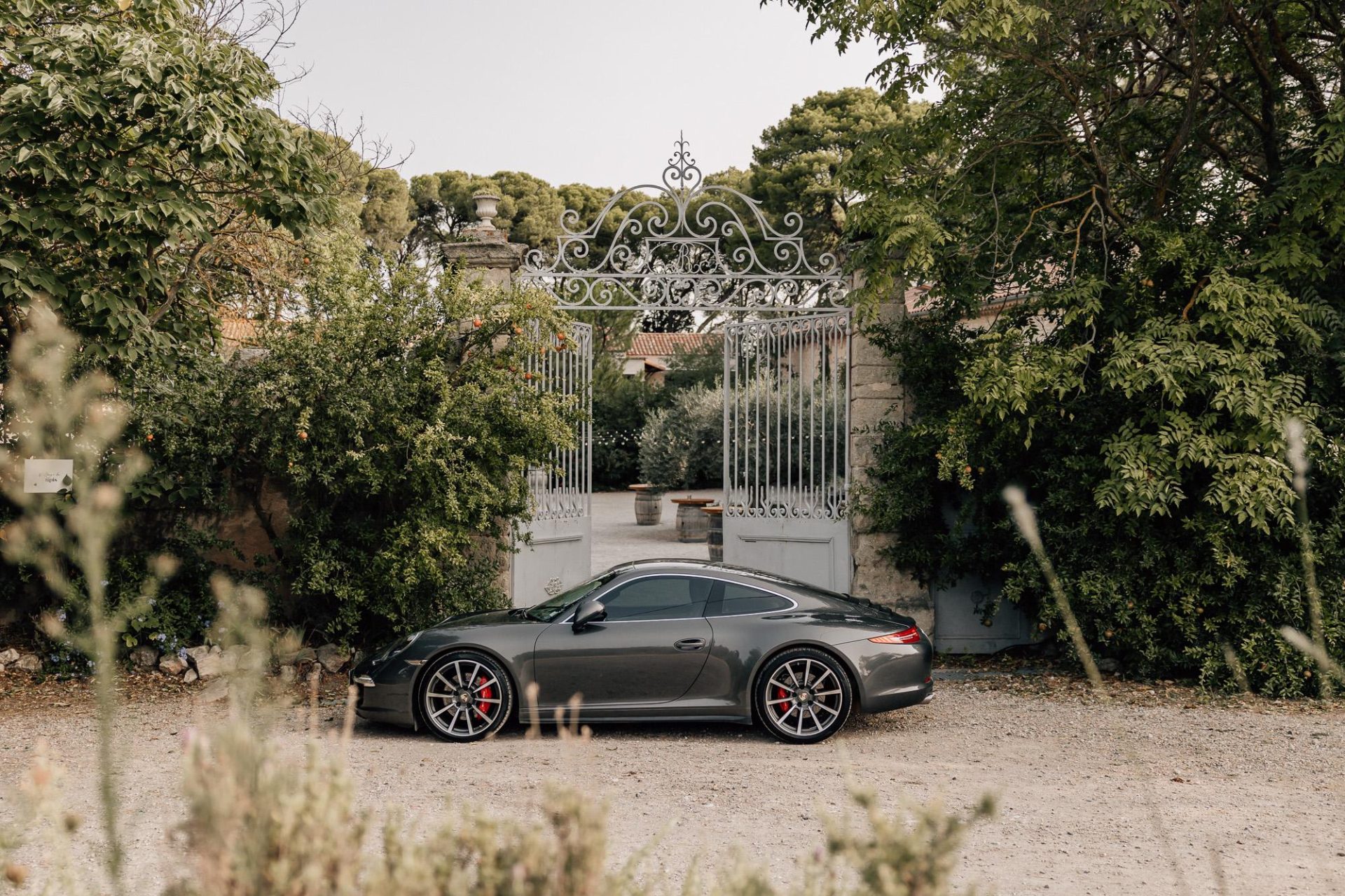 Voiture de mariage devant un domaine en Provence