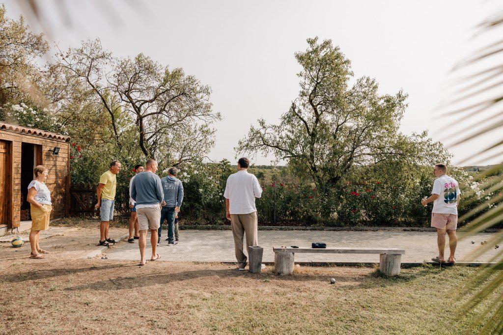 Le marié et les invités jouent à la pétanque lors des préparatifs de mariage à Aix-en-Provence