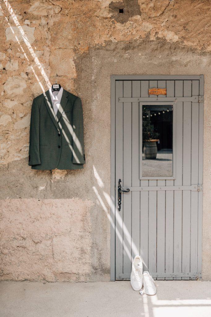 Costude de marié suspendue lors des préparatifs de mariage à Aix-en-Provence