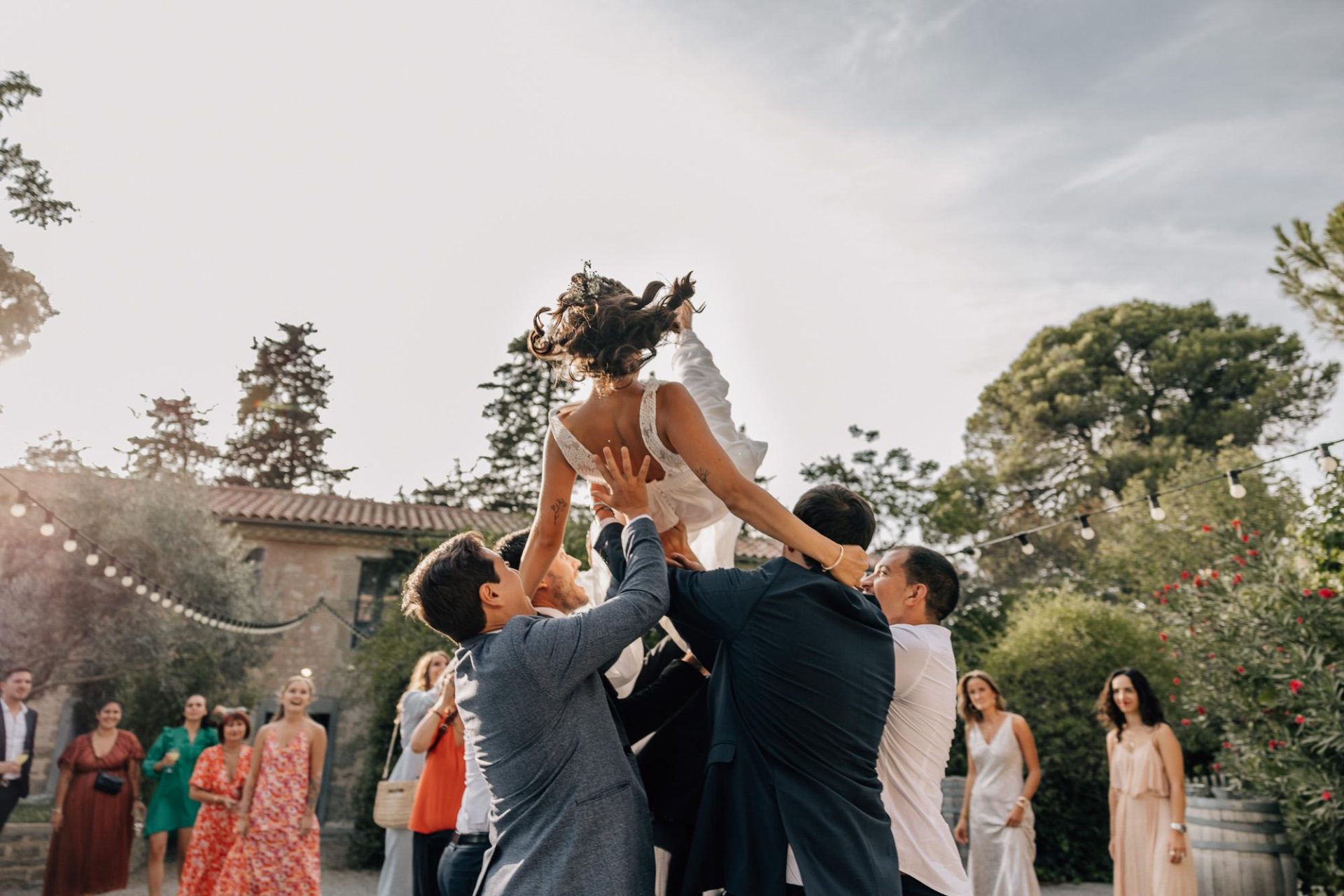 Lancer de la mariée lors de son mariage à Cassis