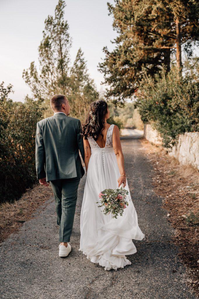 Séance photo de couple au coucher du soleil lors de leur mariage à Marseille dans les Bouches-du-Rhône