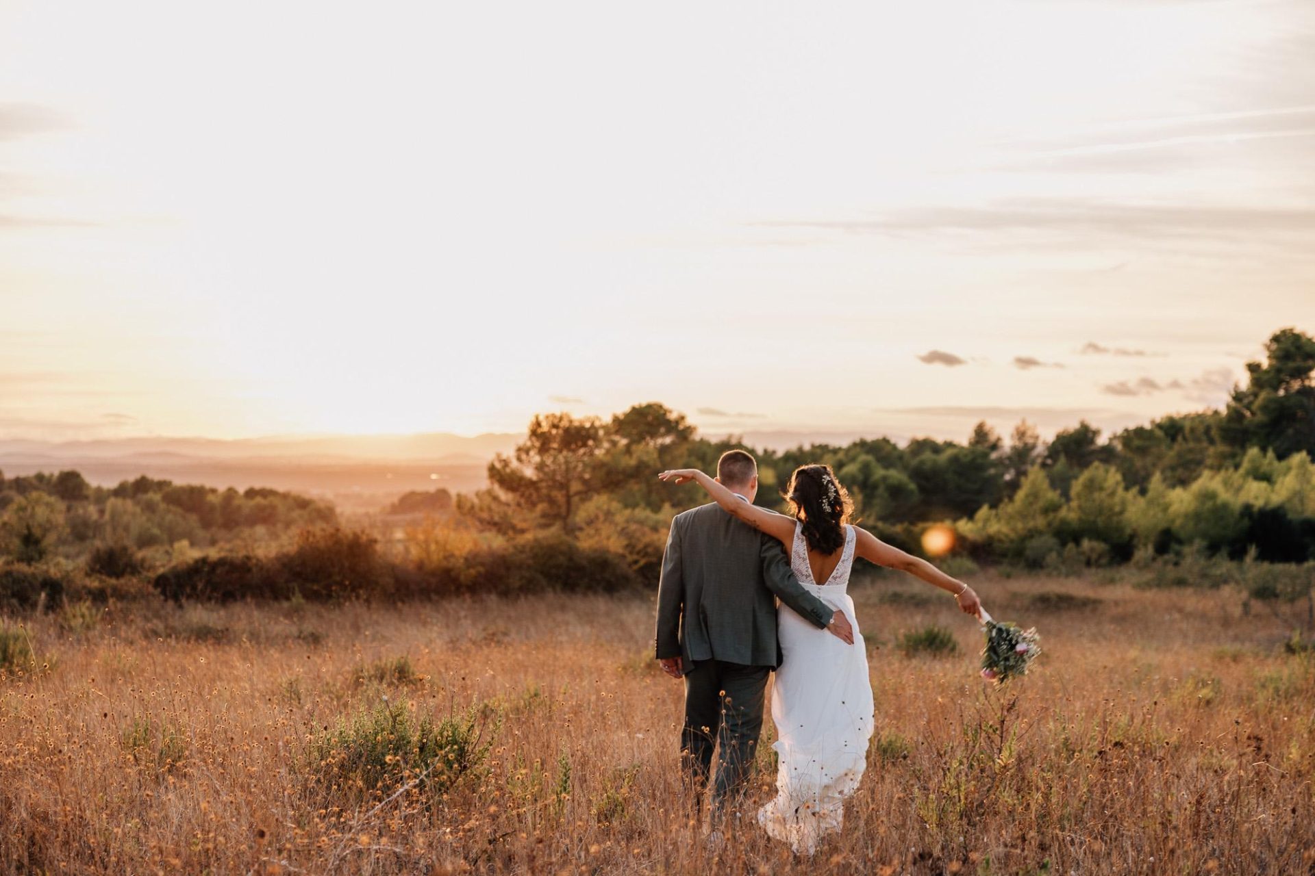 Séance photo de couple au coucher du soleil lors de leur mariage en Provence