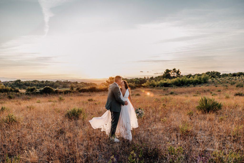 Séance photo de couple au coucher du soleil lors de leur mariage en Provence