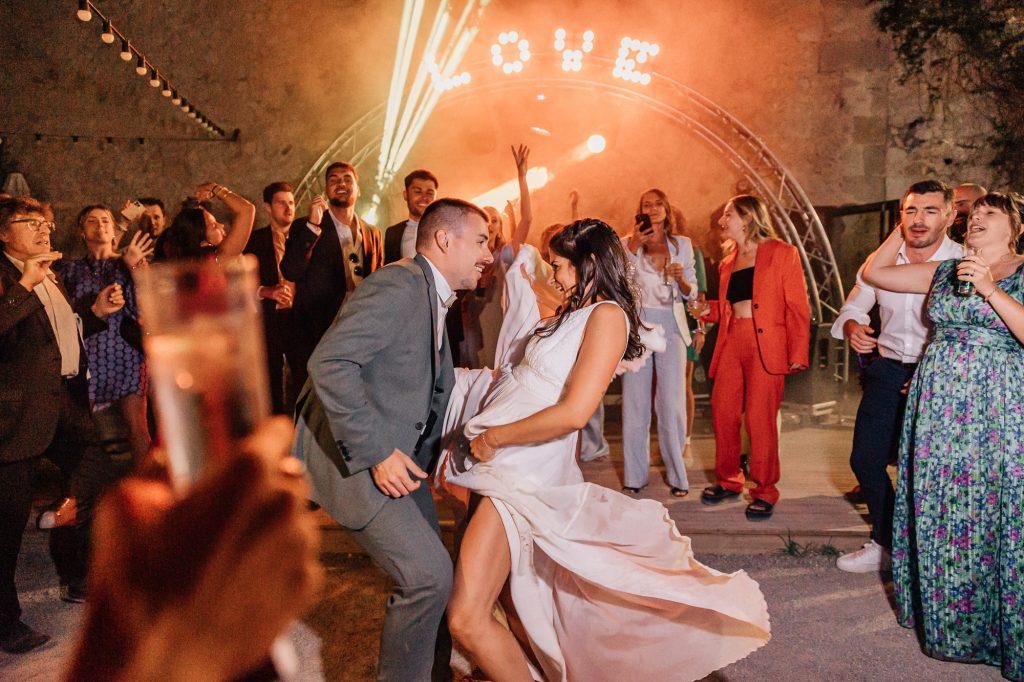 mariés qui danse lors d'une soirée de mariage au Domaine de la Grangette en Provence