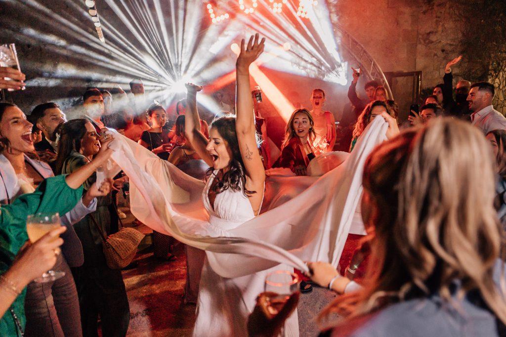 mariés qui danse lors d'une soirée de mariage au Domaine de la Grangette en Provence