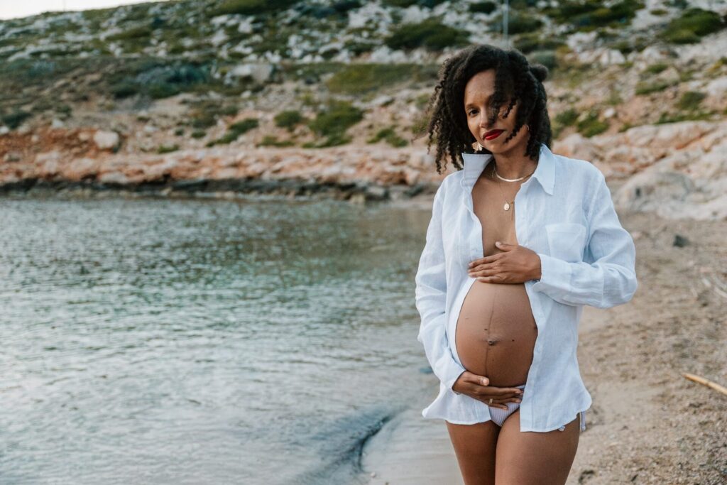 femme enceinte sur la plage lors d’une séance photo grossesse aux Goudes à Marseille