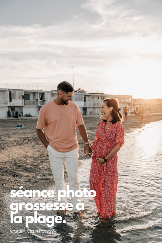 moment de tendresse d'un couple lors d'un shooting photo de grossesse dans la plage Pointe-Rouge à Marseille. Sur la photo il y a un titre : seance photo grossesse à la plage. Image optimisée pour pinterest