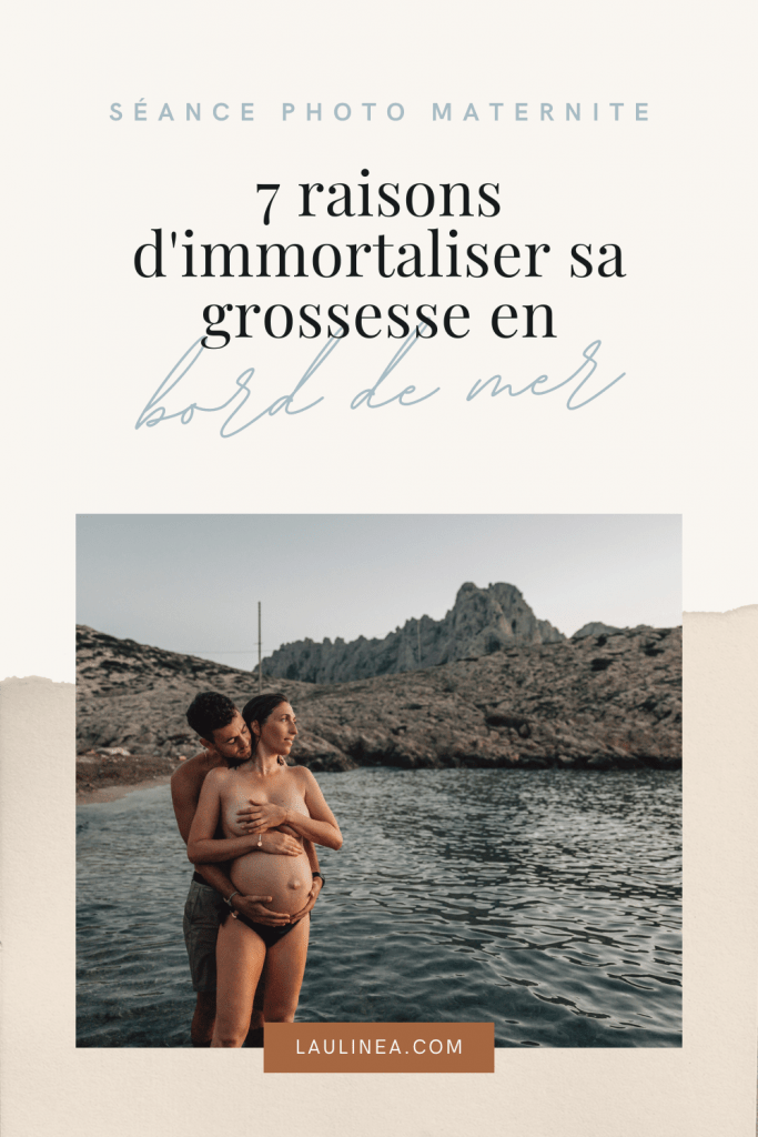 moment de tendresse d'un couple lors d'un shooting photo de grossesse dans la plage des Calanques aux Goudes à Marseille. Sur la photo il y a un titre : 7 raisons d'immortaliser sa grossesse en bord de mer. Image optimisée pour pinterest