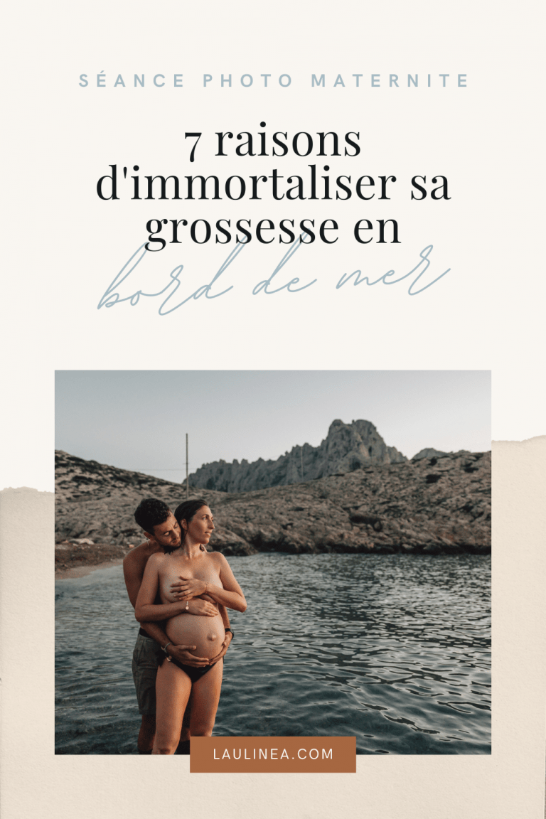 moment de tendresse d'un couple lors d'un shooting photo de grossesse dans la plage des Calanques aux Goudes à Marseille. Sur la photo il y a un titre : 7 raisons d'immortaliser sa grossesse en bord de mer. Image optimisée pour pinterest