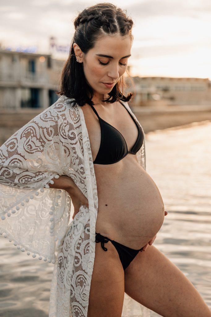 femme enceinte à la plage de la Pointe Rouge pose lors d'un shooting photo à Marseille
