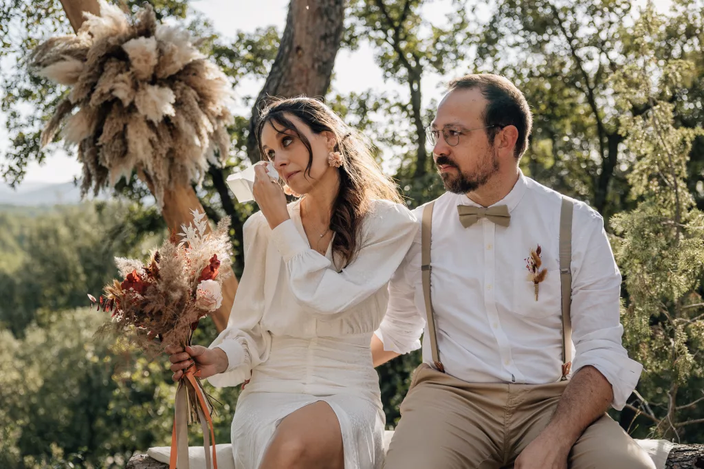 reportage photo de mariage durant la cérémonie laïque dans la forêt près d'Aix-en-Provence