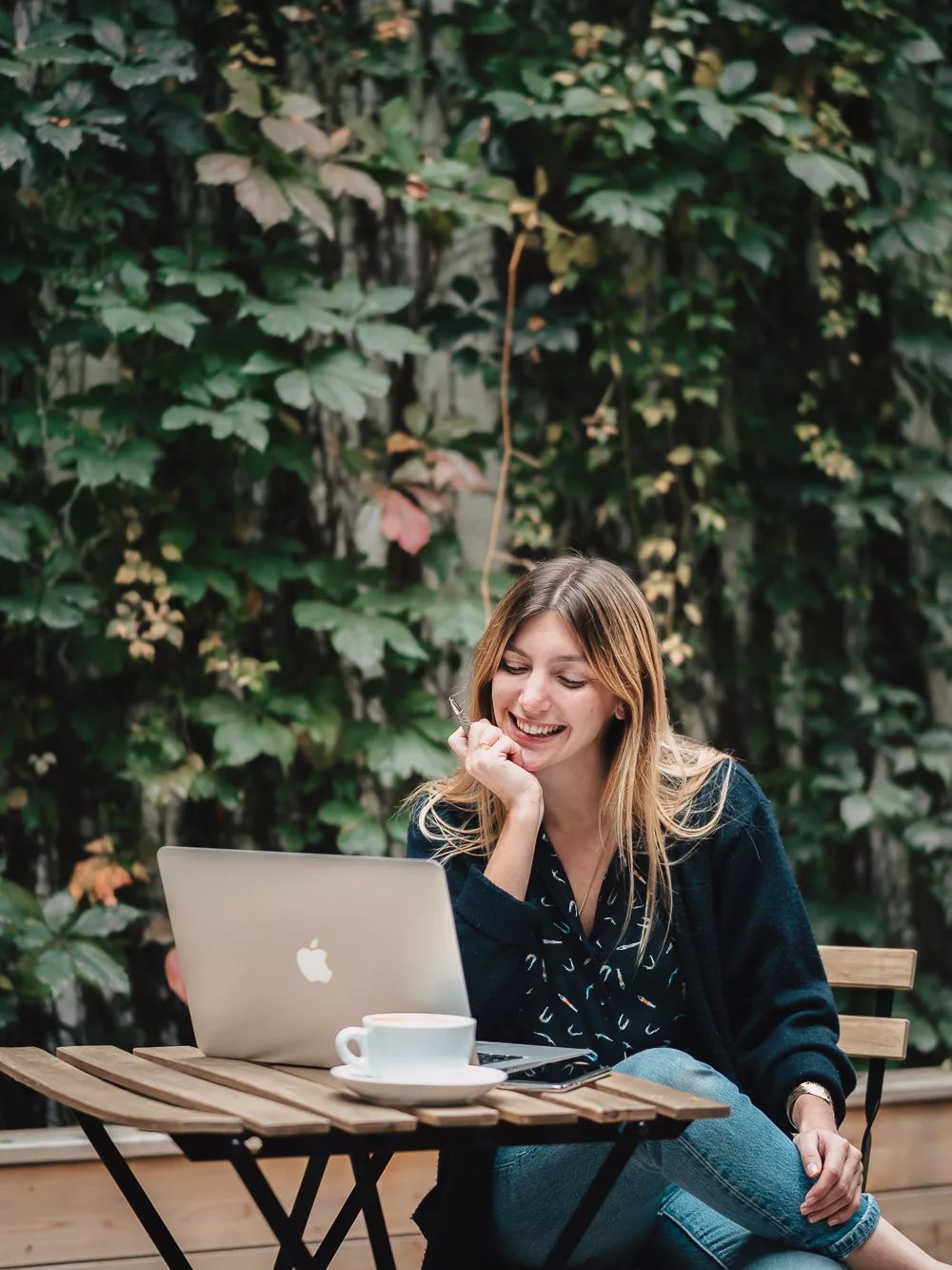 portrait d'une femme entrepreneur devant son ordinateur lors d'un shooting photo pour professionnels