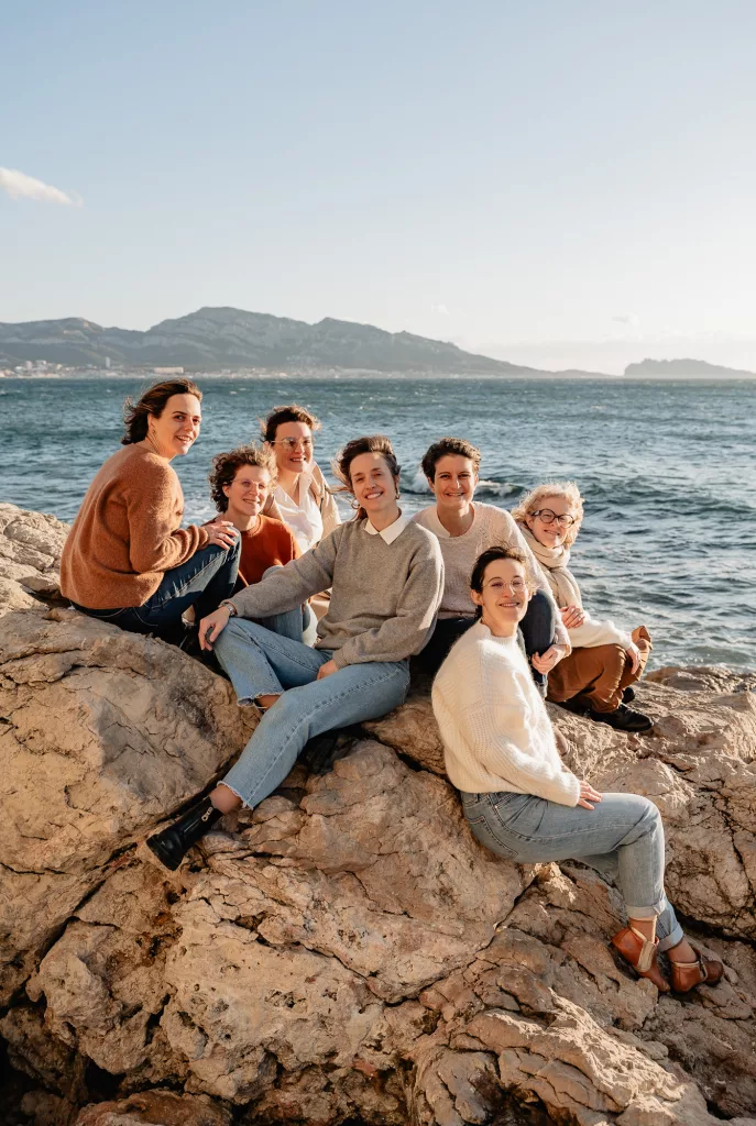 groupe d'amies s'amuse lors d'un shooting photo enterrement de vie de jeune fille à la mer à Marseille en hiver