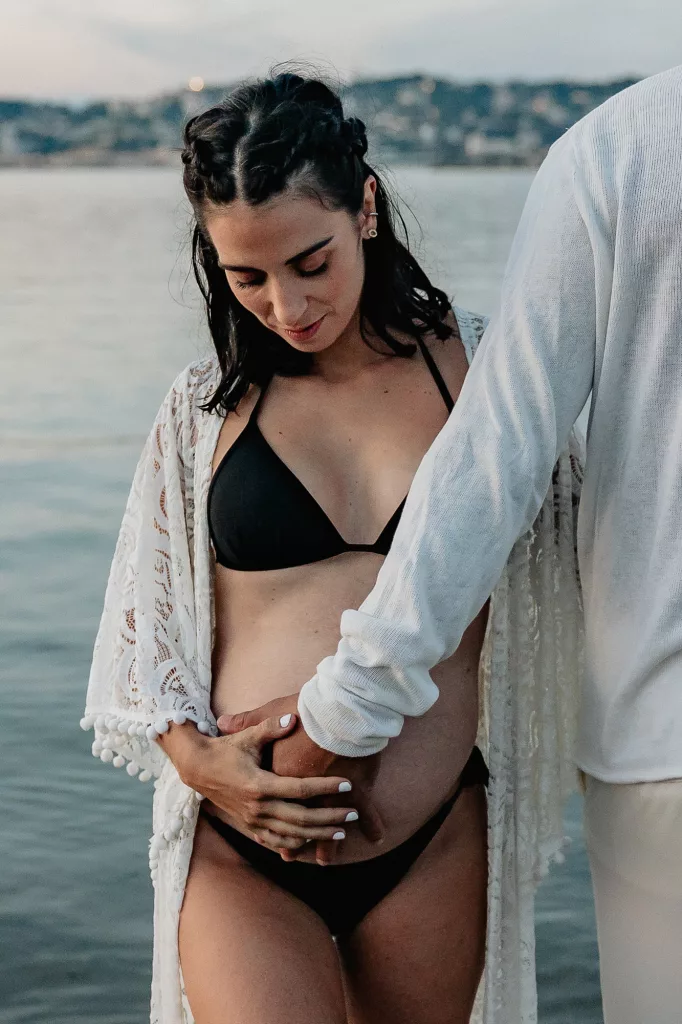 femme enceinte pose à la plage de la Pointe Rouge pose lors d'un shooting photo grossesse à Marseille