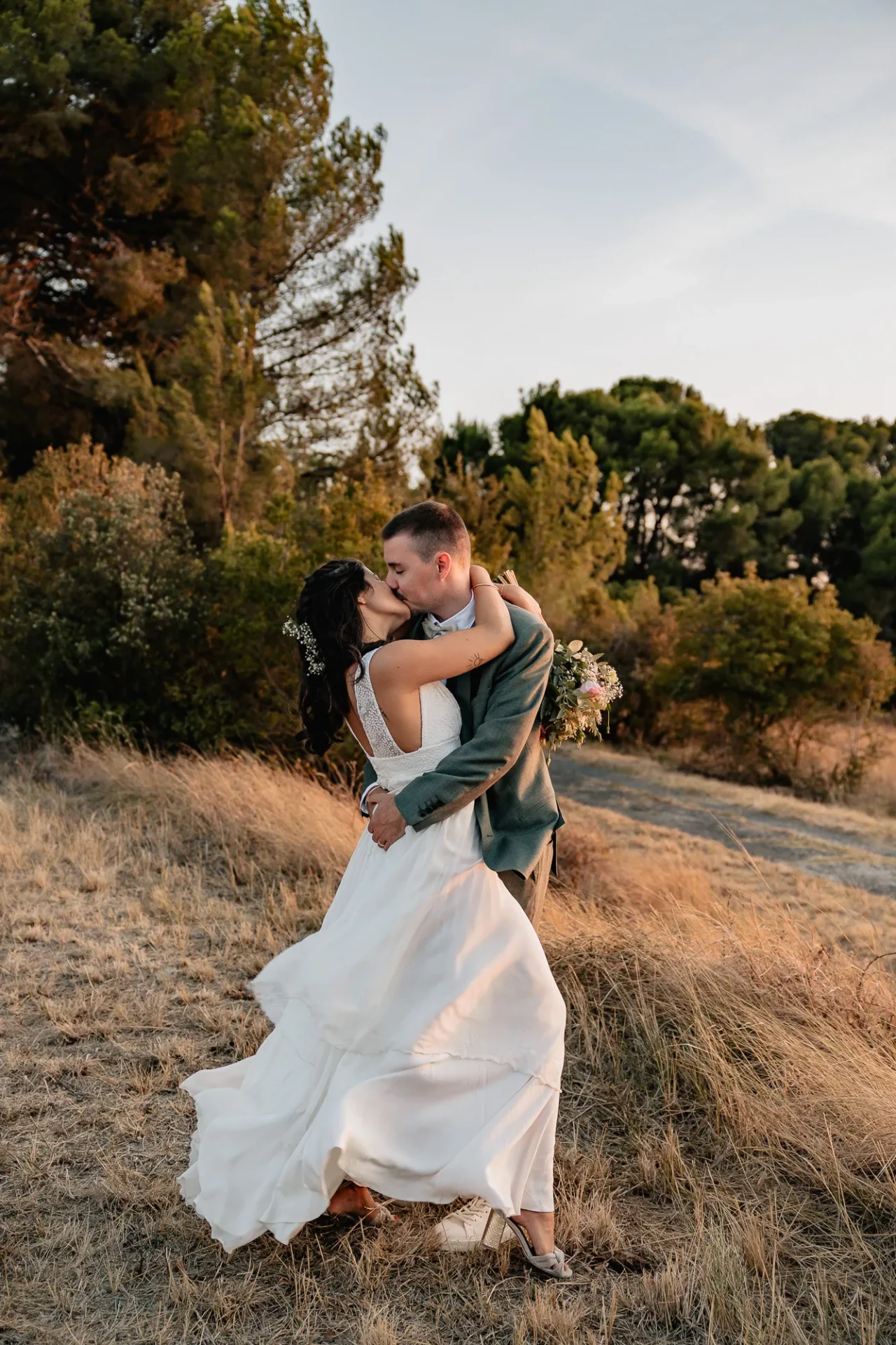 les mariées s'embrassent au coucher de soleil lors d'une séance photo de couple durant leur journée de mariage en Provence